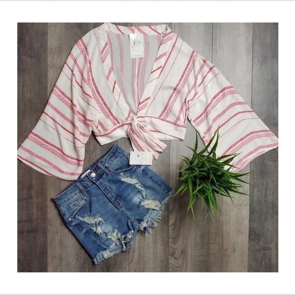 💢TIE FRONT CROP TOP 💢 - Picture 3 of 3